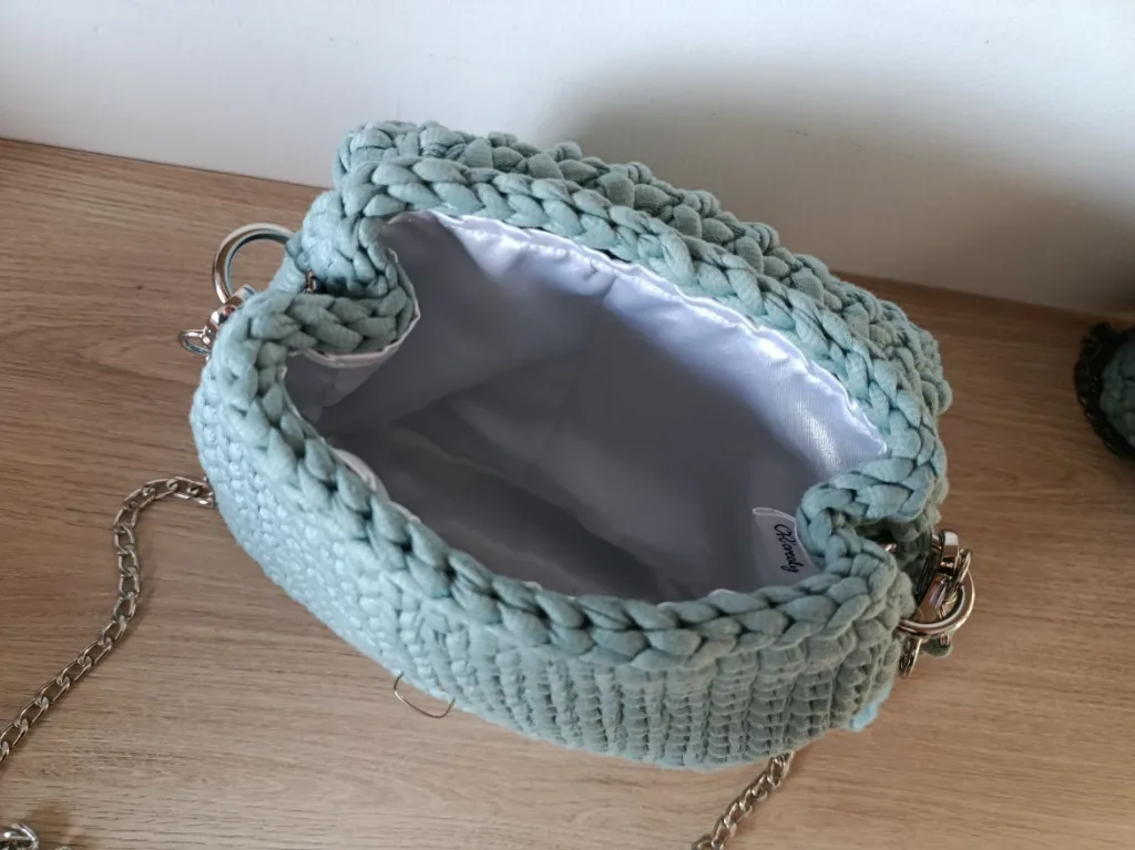 Sac Flora - Crocheter main.webp