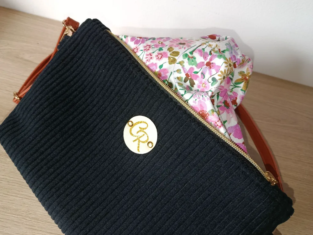 Swana noir fleur rose.webp