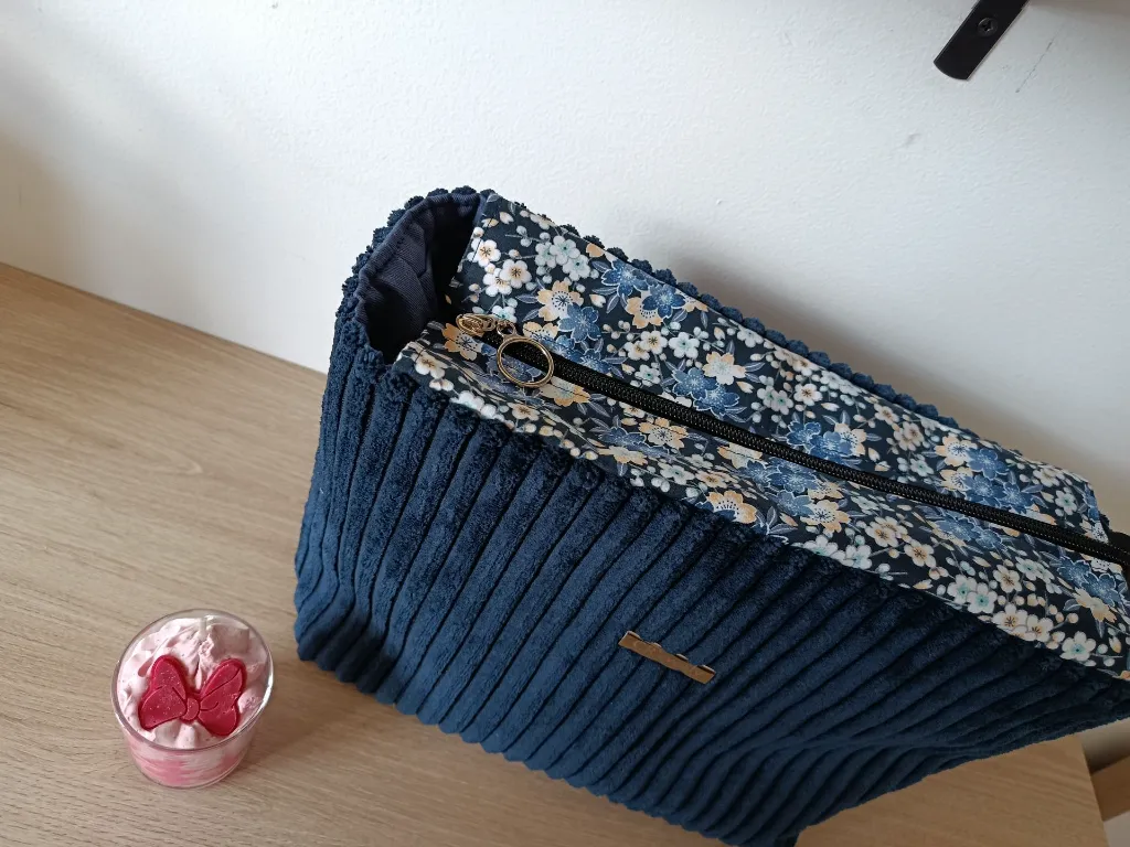 Trousse XL - Bleu fleuri.webp