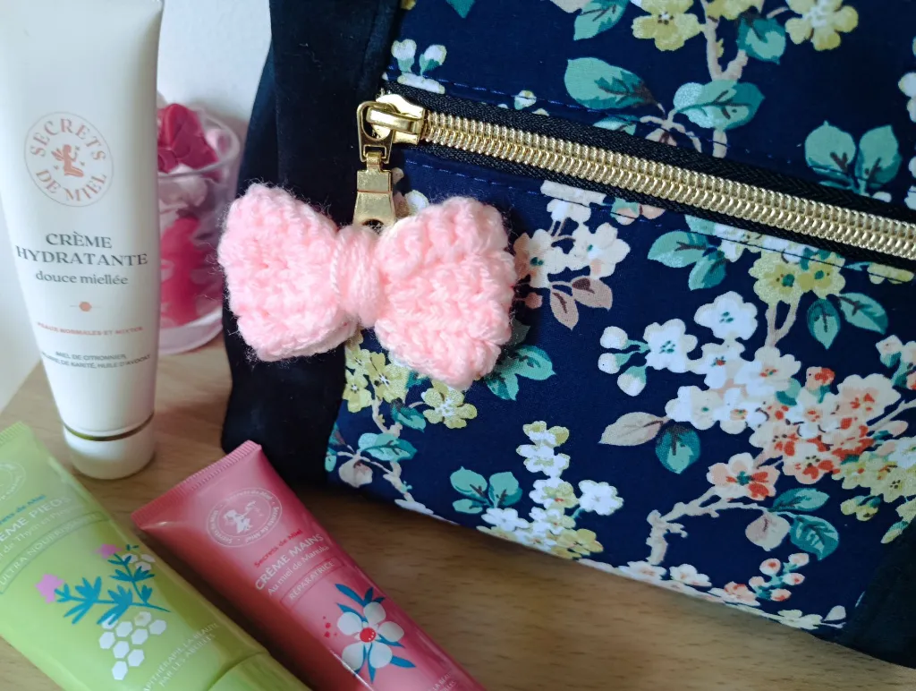 Trousse Manon - Noir Fleuri - Trousse artisanal.webp