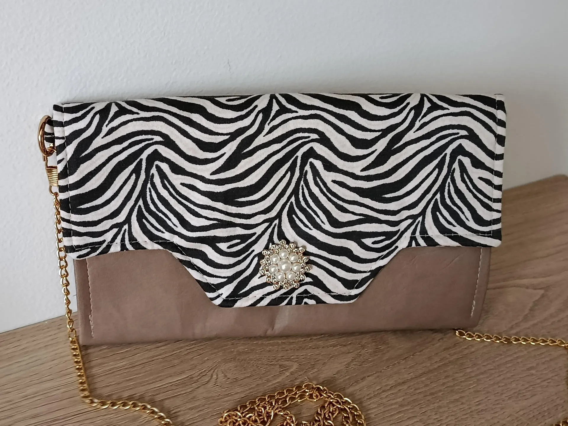 Complice XL Zébra – Pochette bandoulière avec porte feuille intégré